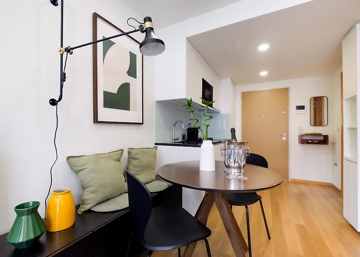 Camoes With Ac Near Metro Apartment *