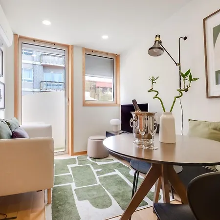 Camoes With Ac Near Metro Appartement