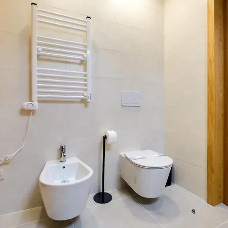 Camoes With Ac Near Metro Apartman *