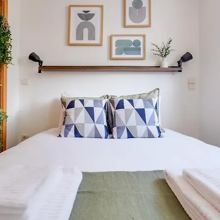 Camoes With Ac Near Metro Apartman