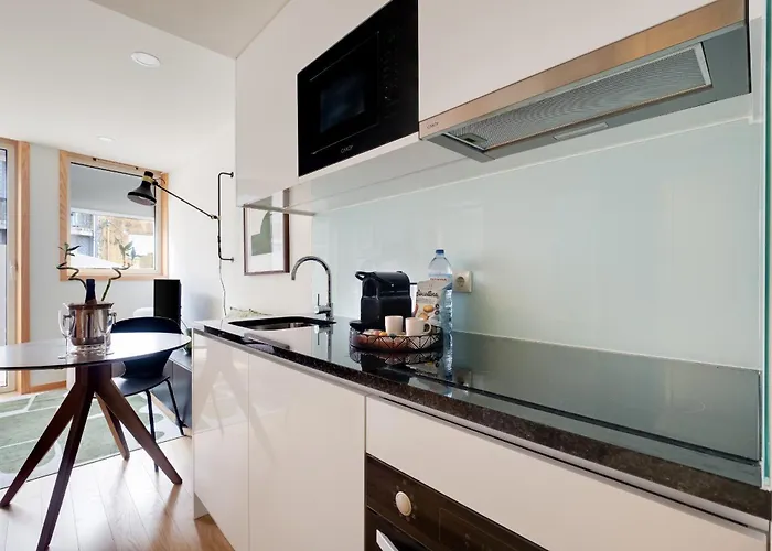 Camoes With Ac Near Metro *