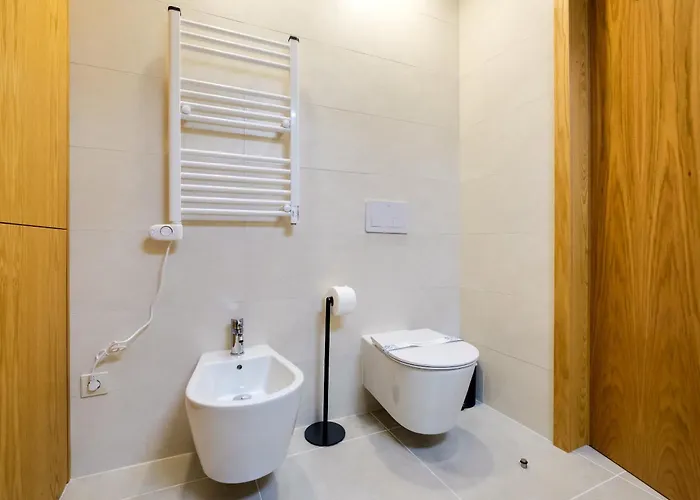 Camoes With Ac Near Metro Apartman *