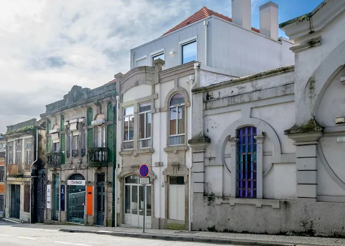 Camoes With Ac Near Metro