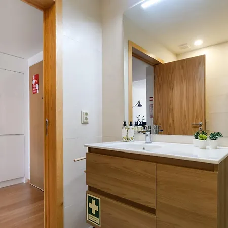 Apartment Camoes With Ac Near Metro *