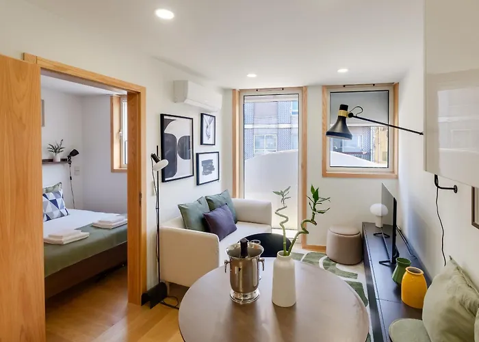 Camoes With Ac Near Metro