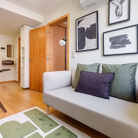 Apartment Camoes With Ac Near Metro