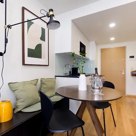 Camoes With Ac Near Metro Apartment *